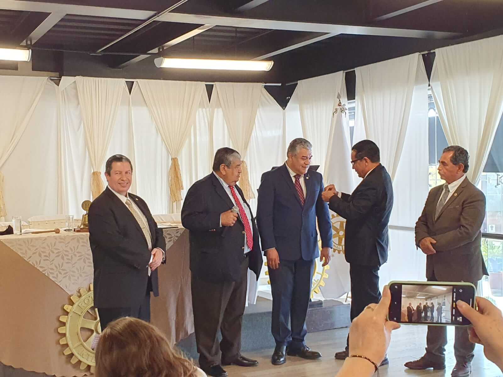 Imposición de distintivo Rotary